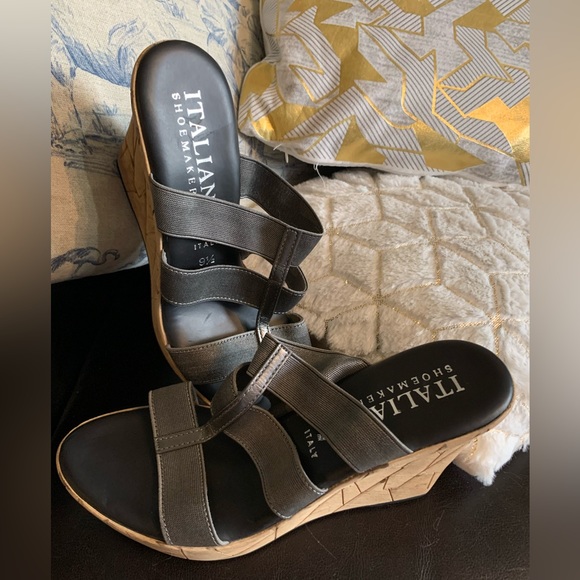 Italian Shoemakers-Grey Metallic Strap Wedge - Picture 3 of 3